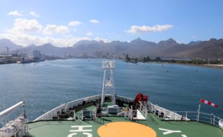 Das Forschungsschiff Sonne fährt in einen Hafen ein