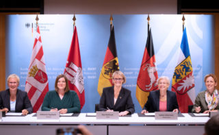 Signing of the agreement to establish the German Marine Research Alliance (DAM)