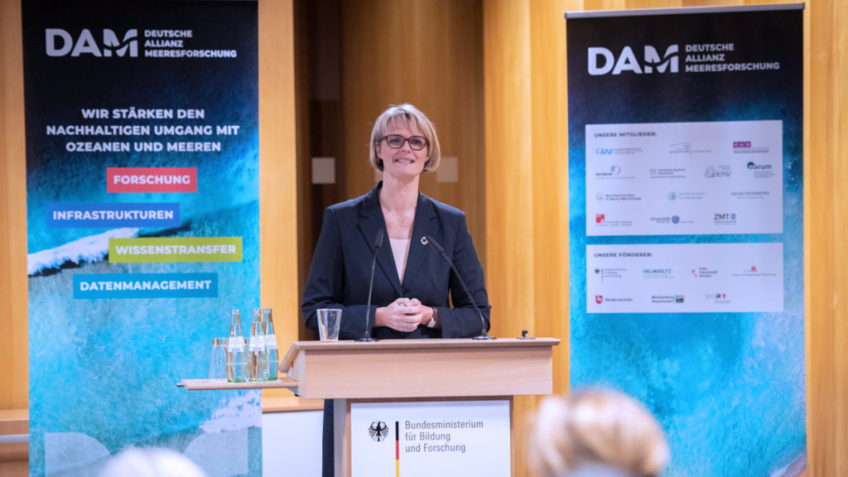 Die Bundesforschungsministerin Anja Karliczek steht an einem Podium bei der Unterzeichnung der Vereinbarung zum Aufbau der Deutschen Allianz Meeresforschung (DAM)