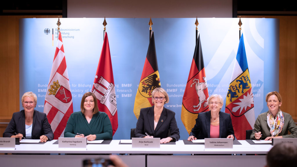 Signing of the agreement to establish the German Marine Research Alliance (DAM)