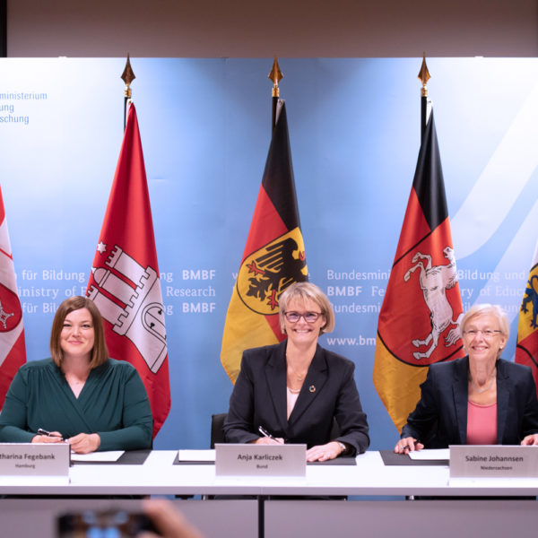 Signing of the agreement to establish the German Marine Research Alliance (DAM)