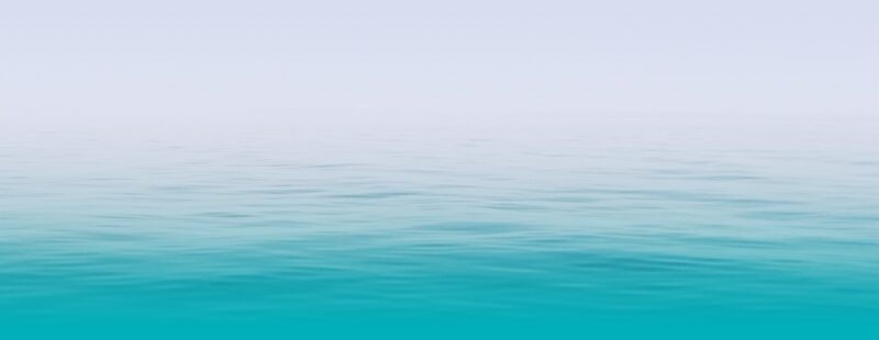 Ein türkises Meer mit sanften Wellen