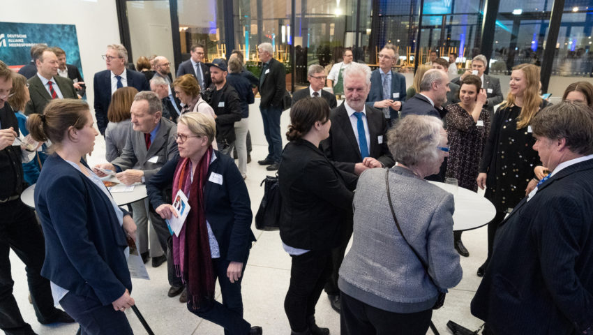 Foyer mit Teilnehmern der Auftaktveranstaltung der Deutschen Allianz Meeresforschung (DAM)