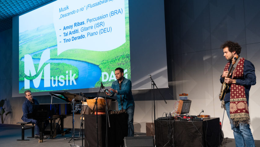 Die Musiker Tino Derado, Amoy Ribas und Tal Arditi bei der DAM-Auftaktveranstaltung