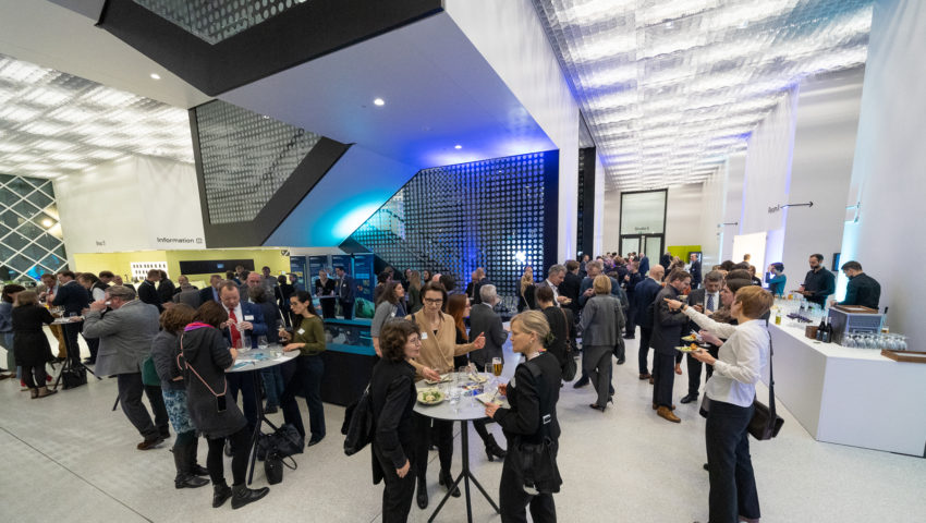 Foyer mit Teilnehmern der Auftaktveranstaltung der Deutschen Allianz Meeresforschung (DAM)