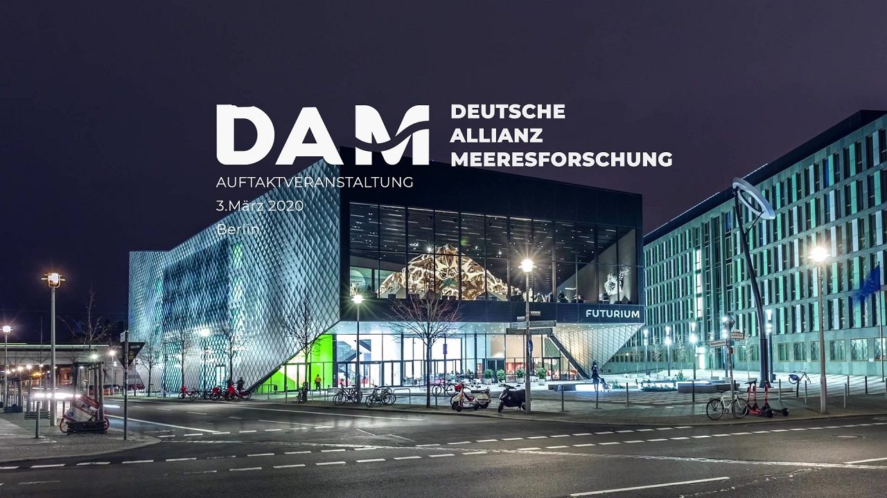 Die Deutsche Allianz Meeresforschung (DAM) stellt sich im FUTURIUM in Berlin der Öffentlichkeit vor. Zu sehen ist das Gebäude bei Nacht, in dem aktuelle Fragen Rund um die Meere und Ozeane besprochen wurden.