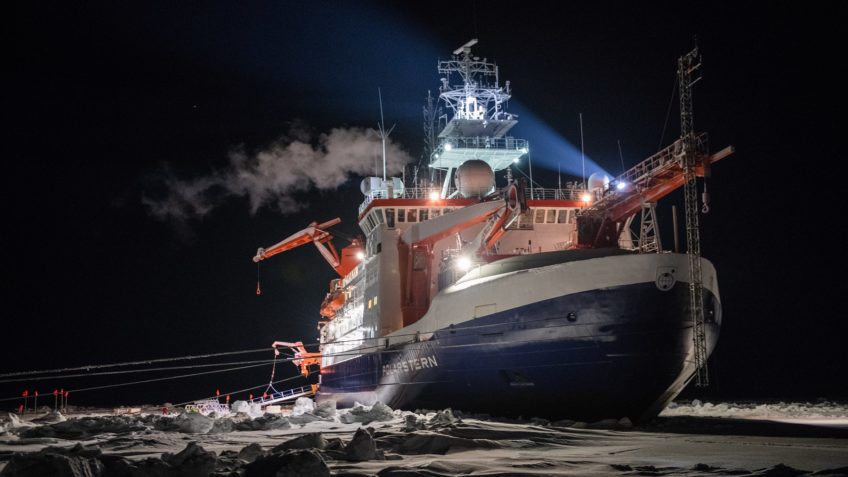 Expeditionen Forschungsschiffen in Meeresforschung. Der Forschungseisbrecher Polarstern im Eis bei Nacht bei der Arktis-Expedition MOSAiC.