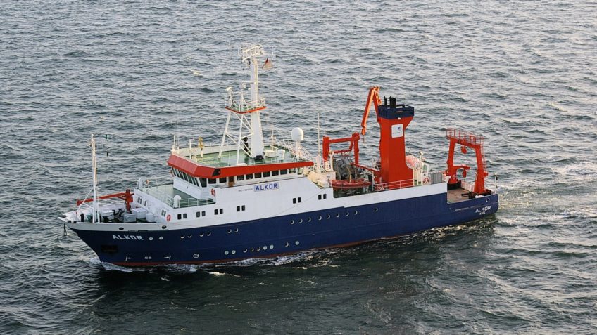 The research vessel Alkor is at sea. The ship is used in the North Sea and the Baltic Sea.