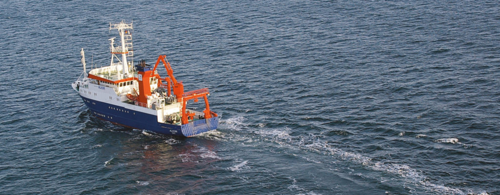 Expeditionen Forschungsschiffen in Meeresforschung.Das Forschungsschiff Alkor fährt auf dem Meer. Das Schiff wird in der Nordsee und in der Ostsee eingesetzt.