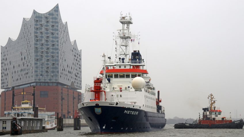 Expeditionen Forschungsschiffen in Meeresforschung. Das Forschungsschiff Meteor an der Elbphilharmonie in der Hamburger HafenCity. Es wird vor allem für die Grundlagenforschung eingesetzt.