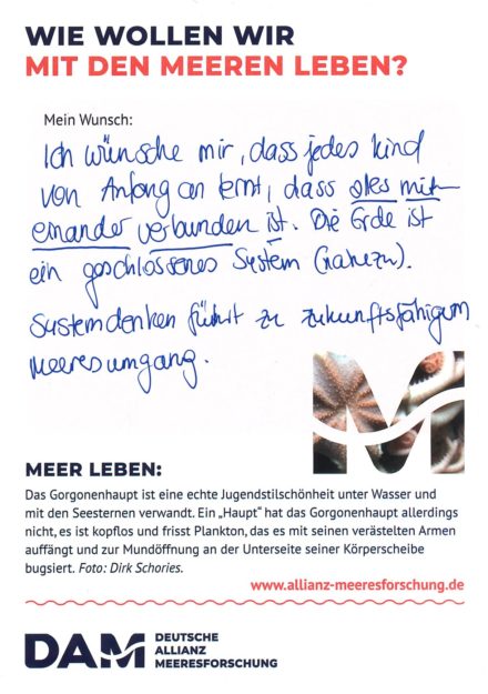 Antworten auf die Wunsch-Postkarte der Deutschen Allianz Meeresforschung (DAM) „Wie wollen wir mit dem Meer leben?“ Die Wünsche beziehen sich auf Nachhaltigkeit, Schutz, Nutzung, Forschung, Artenschutz, Biodiversität und Meere ohne Plastikmüll.