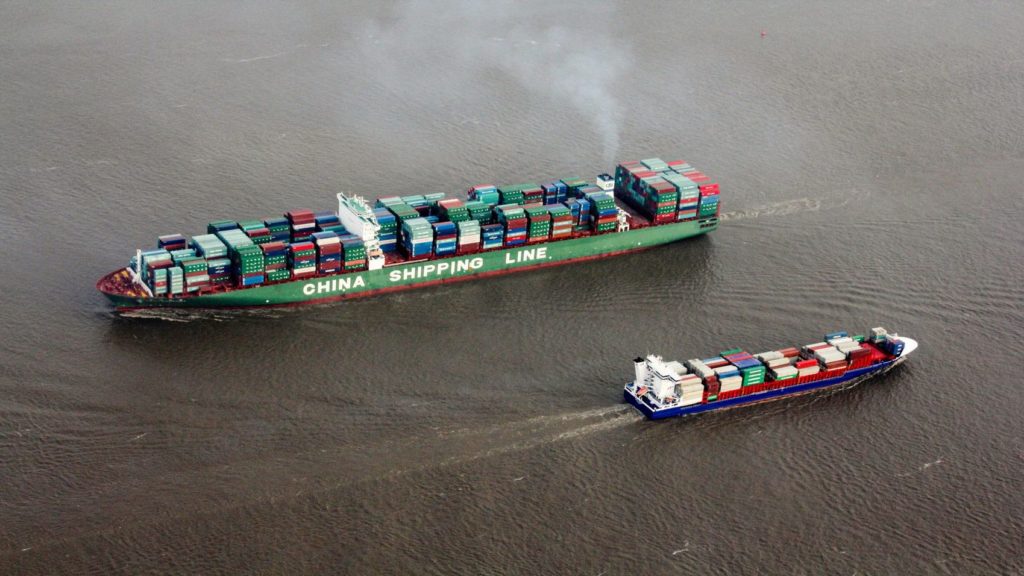 Ozeanforschung Nachhaltigkeit Zwei Schiffe fahren mit Containern beladen auf dem Meer