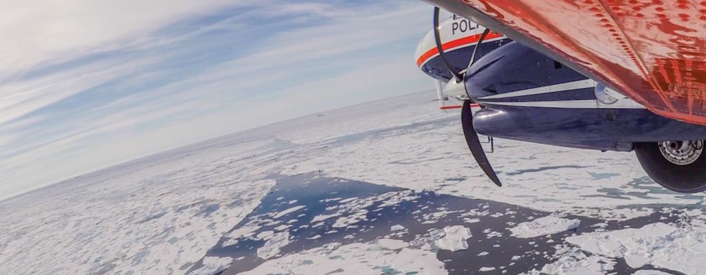 40 Jahre AWI Zentrum für Polar- und Meeresforschung. Ein Forschungsflugzeug fliegt über der Arktis.