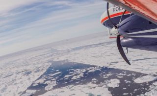 40 Jahre AWI Zentrum für Polar- und Meeresforschung. Ein Forschungsflugzeug fliegt über der Arktis.