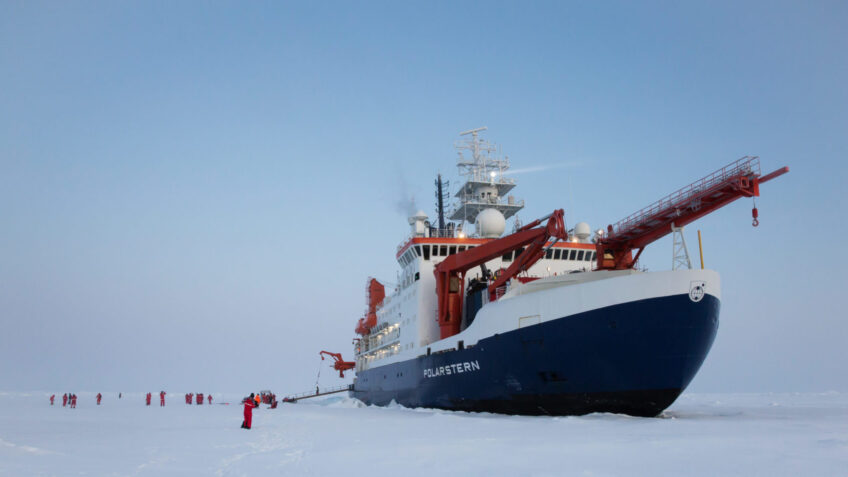 40 Jahre AWI Zentrum für Polar- und Meeresforschung. Die Polarstern an der MOSAiC-Scholle in der Zentralen Arktis