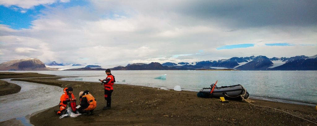 Polarforschung Expedition Spitzbergen Polarforscher und -forscherinnen vom HZG und AWI nehmen Wasser- und Sedimentproben auf Spitzbergen
