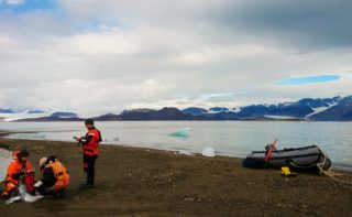 Polarforschung Expedition Spitzbergen Polarforscher und -forscherinnen vom HZG und AWI nehmen Wasser- und Sedimentproben auf Spitzbergen