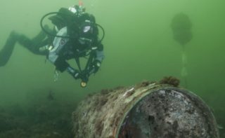 Beseitigung von Altmunition und Sprengstoffen, Taucher mit Altmunition