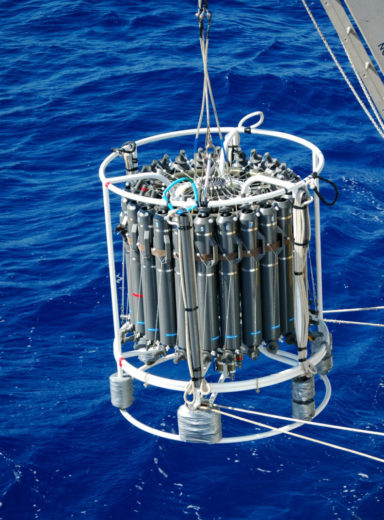 Mit einer solchen CTD-Rosette werden Wasserproben aus dem Ozean genommen