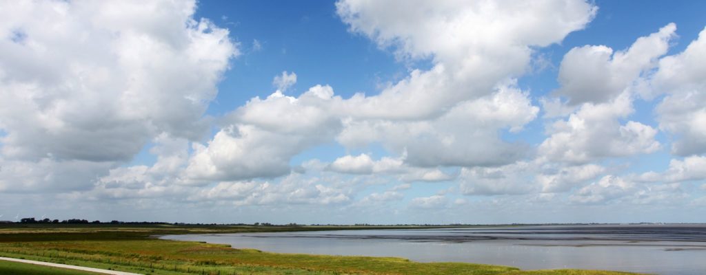 Wolken über Küste am Meer in Norddeutschland