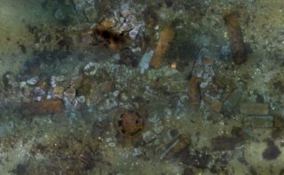 Fotomosaik mit Altmunition am Meeresboden
