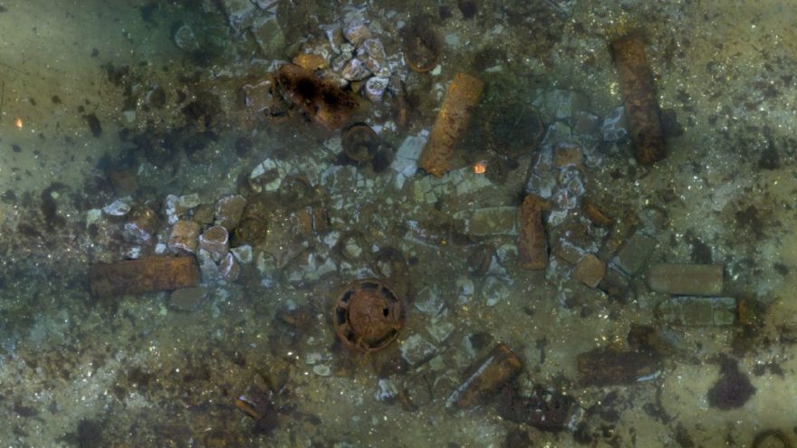Fotomosaik mit Altmunition am Meeresboden