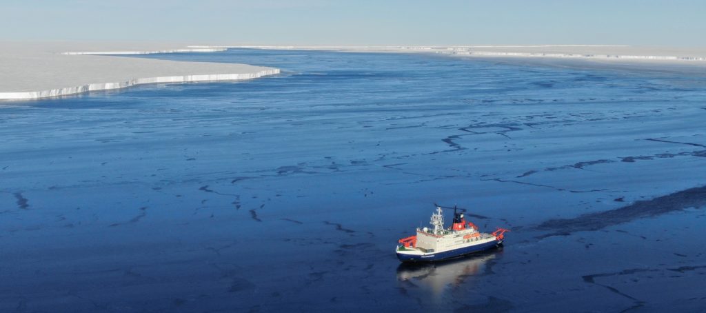 Forschungsschiff Polarstern vor dem Eisberg A74