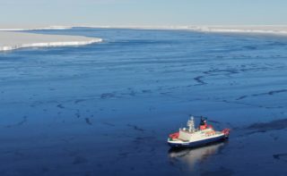 Forschungsschiff Polarstern vor dem Eisberg A74