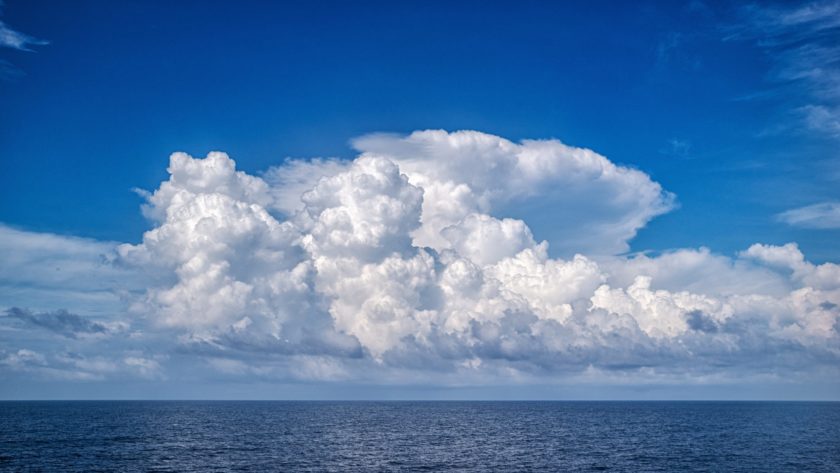 Ozean und Wolken