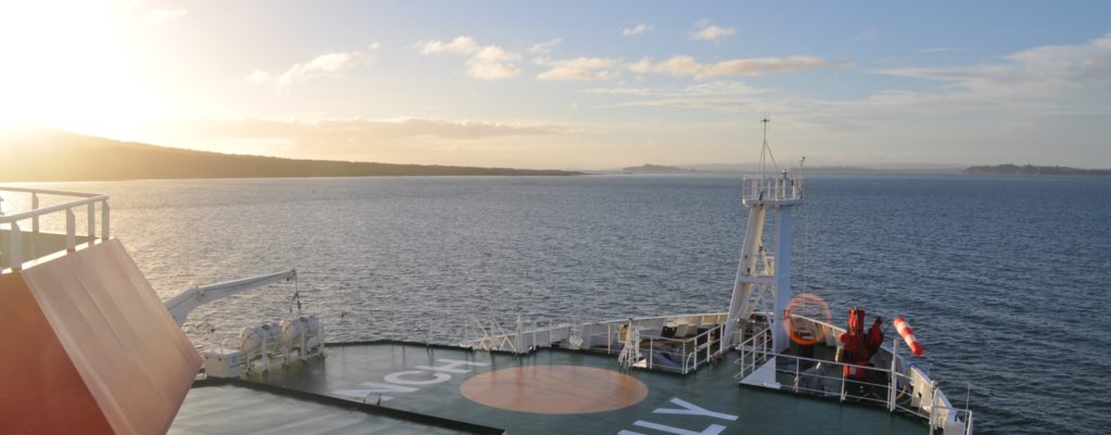 Forschungsschiff SONNE vor Auckland bei Sonnenaufgang