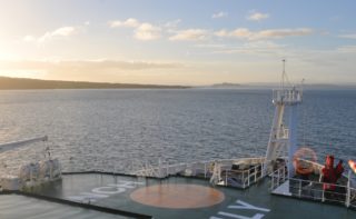 Forschungsschiff SONNE vor Auckland bei Sonnenaufgang
