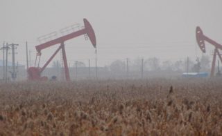 Ölfeld im Nebel