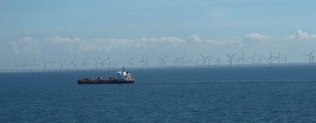 Meer mit Windkraft und Schiff