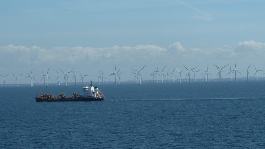 Meer mit Windkraft und Schiff