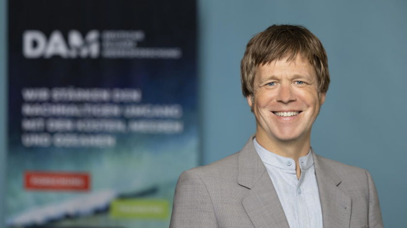 Erik Zürn, Kommunikation DAM