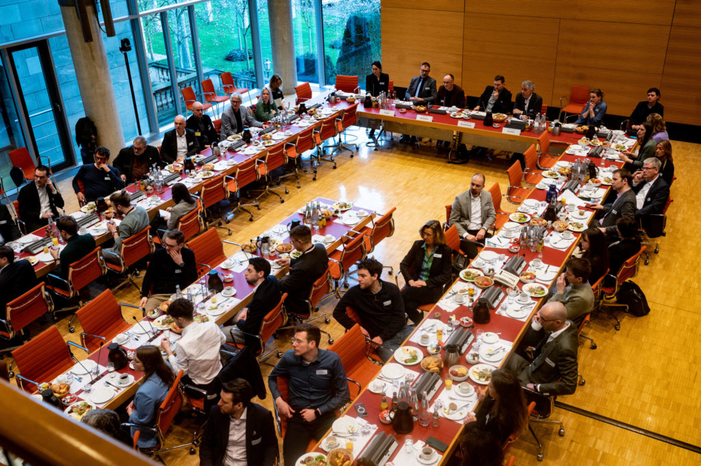 Bird's eye view of the long table of the parliamentary breakfast on March 31 in Berlin