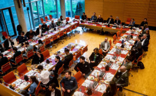 Bird's eye view of the long table of the parliamentary breakfast on March 31 in Berlin