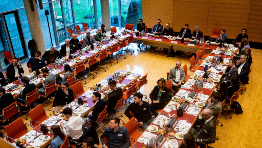 Bird's eye view of the long table of the parliamentary breakfast on March 31 in Berlin