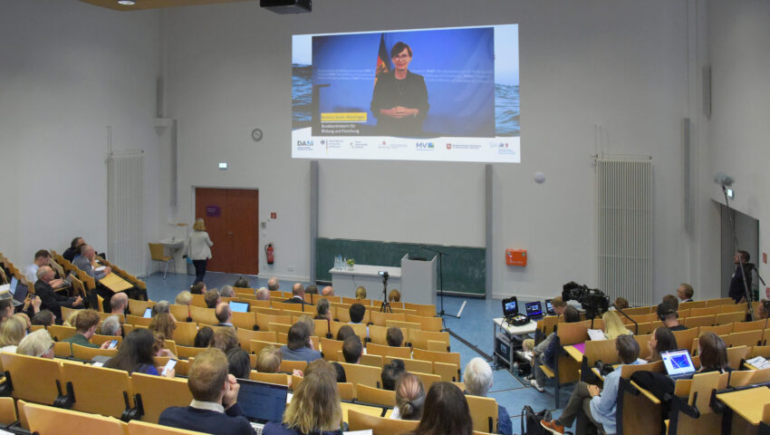 Videobotschaft von Bettina Stark-Watzinger, Bundesministerin für Bildung und Forschung