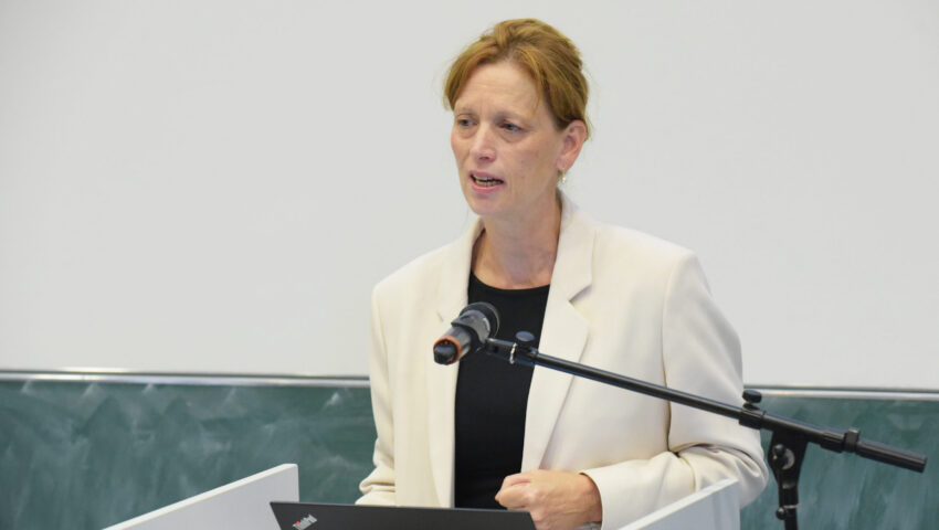 Karin Prien, Ministerin für Allgemeine und Berufliche Bildung, Wissenschaft, Forschung und Kultur des Landes Schleswig-Holstein, am Rednerpult bei der sustainMARE-Tagung am 30. August 2023