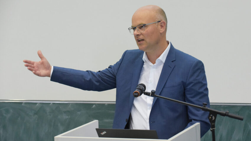 Jürgen Haacks von der Christian-Albrechts-Universität zu Kiel am Rednerpult bei der sustainMARE-Tagung am 30. August 2023