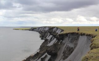 Ein Kliff in der sibirischen Arktis mit Überresten von Moorgebieten.