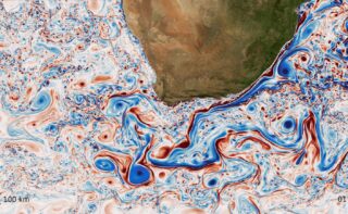 Mesoskalige und submesoskalige Strömungen im Ozean südlich von Afrika. Eine Momentanaufnahme der normalisierten relativen Wirbelstärke an der Oberfläche (ein Maß für die Rotation und die Turbulenz) aus einer numerischen Simulation mit einer horizontalen Auflösung von 1/60°.