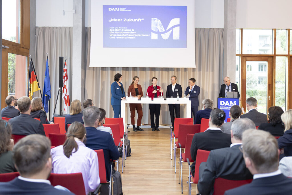 Panel discussion with Kathrin Moosdorf, Bettina Martin, Dr. Christiane Hadamitzky, Guido Wendt, Falko Mohrs and Joachim Harms at NWMK on October 9, 2023.