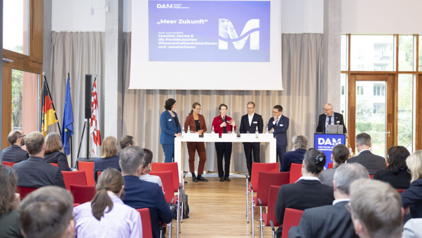 Podiumsdiskussion mit Kathrin Moosdorf, Bettina Martin, Dr. Christiane Hadamitzky, Guido Wendt, Falko Mohrs und Joachim Harms beim NWMK am 9. Oktober 2023
