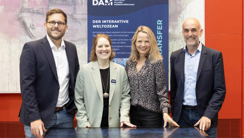 Stefan Keim, Deutsches Zentrum für Luft- und Raumfahrt e.V., Julia Jung, Dr. Ute Wilhelmsen, DAM, Nils Sparwasser, Deutsches Zentrum für Luft- und Raumfahrt e.V. an der Station Interaktiver Weltozean