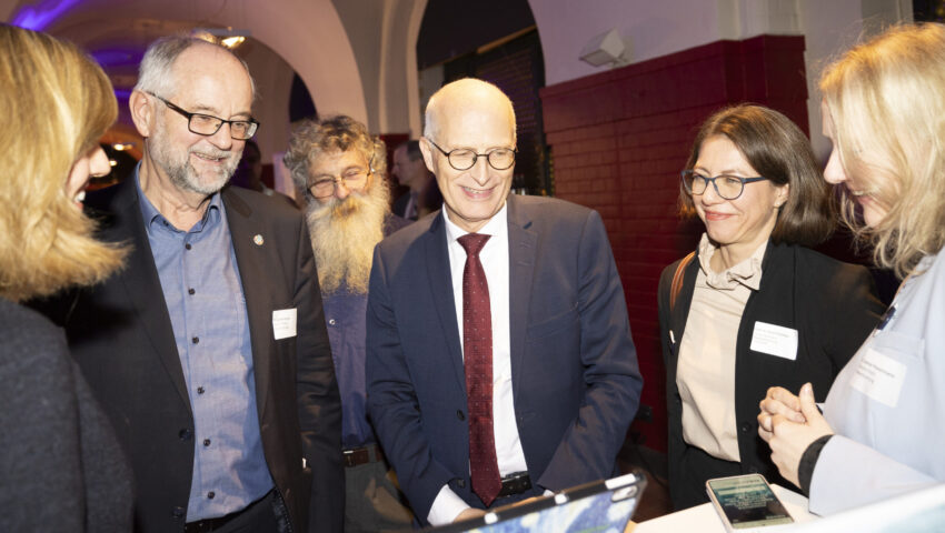 Joachim Harms, Peter Tschentscher und Katja Matthes am digitalen InformationsportalJoachim Harms, Peter Tschentscher und Katja Matthes am digitalen Informationsportal