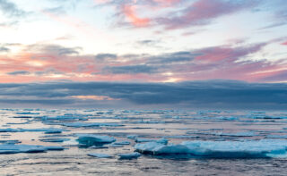 Ein in­ter­na­tio­na­les Team von Wis­sen­schaft­ler:in­nen un­ter­such­te die na­tür­li­che, mehr­hun­dert­jäh­ri­ge Kli­ma­va­ria­bi­li­tät vor 23.000 bis 19.000 Jah­ren, Kli­ma­mo­dell- und Pa­läo­da­ten zei­gen, dass die­se be­son­ders im sub­po­la­ren Nord-At­lan­tik aus­ge­prägt war. Das Foto zeigt Meer­eis im Ark­ti­schen Oze­an.