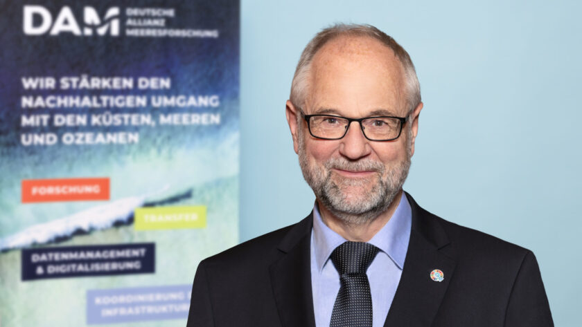 Dr. Joachim Harms vor dem DAM-Hintergrund