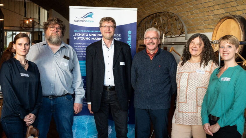 Prof. Dr. Marie-Catherine Riekhof (Direktorin des Center for Ocean and Society), Prof. Dr. Helmut Hillebrand (Professor für Planktologie an der Carl von Ossietzky Universität Oldenburg), Dr. Andreas Kannen (Helmholtz-Zentrum Hereon, Sozioökonomie des Küstenraumes), Dr. Ralf Döring (Johann Heinrich von Thünen-Institut, Arbeitsgruppenleiter der AG Fischerei- und Aquakulturökonomie), Prof. Dr. Corinna Schrumm (Helmholtz-Zentrum Hereon, Leiterin des Instituts für Küstensysteme - Analyse und Modellierung), Dr. Sabine Horn (Alfred-Wegener-Institut, Ökologie der Küsten) (v.r.n.l.)
